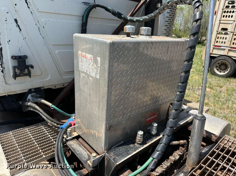 image for item EQ4659 2004 Mack CX613 semi truck