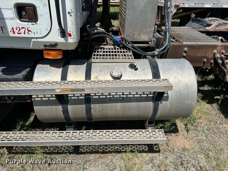 image for item EQ4659 2004 Mack CX613 semi truck