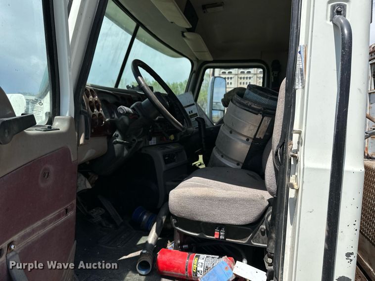 image for item EQ4659 2004 Mack CX613 semi truck