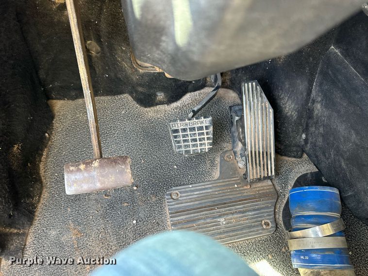 image for item EQ4659 2004 Mack CX613 semi truck