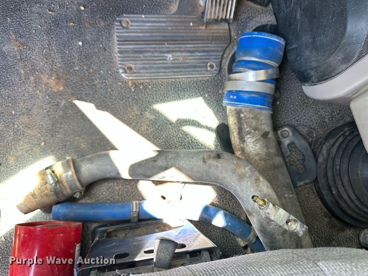 image for item EQ4659 2004 Mack CX613 semi truck