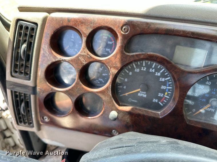 image for item EQ4659 2004 Mack CX613 semi truck