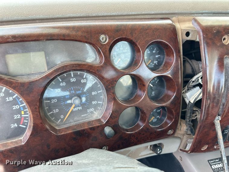 image for item EQ4659 2004 Mack CX613 semi truck