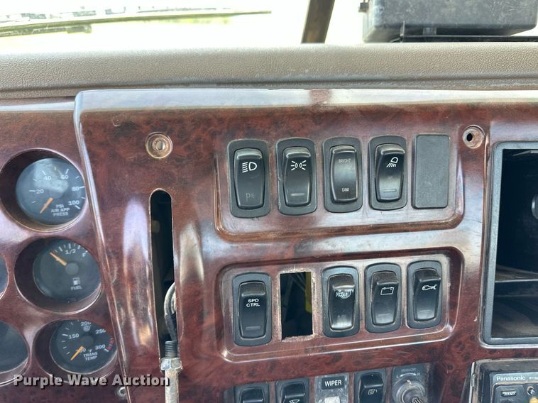 image for item EQ4659 2004 Mack CX613 semi truck