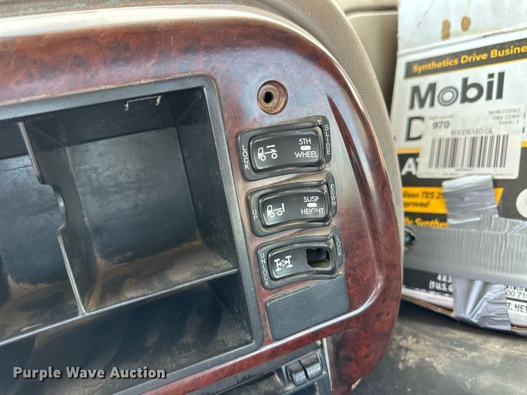 image for item EQ4659 2004 Mack CX613 semi truck