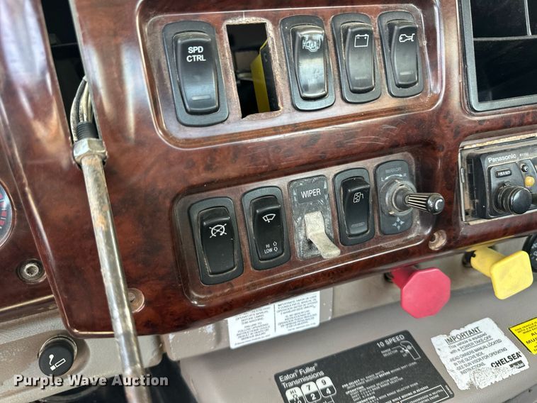 image for item EQ4659 2004 Mack CX613 semi truck