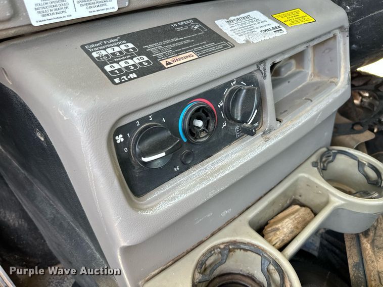 image for item EQ4659 2004 Mack CX613 semi truck