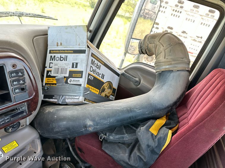 image for item EQ4659 2004 Mack CX613 semi truck