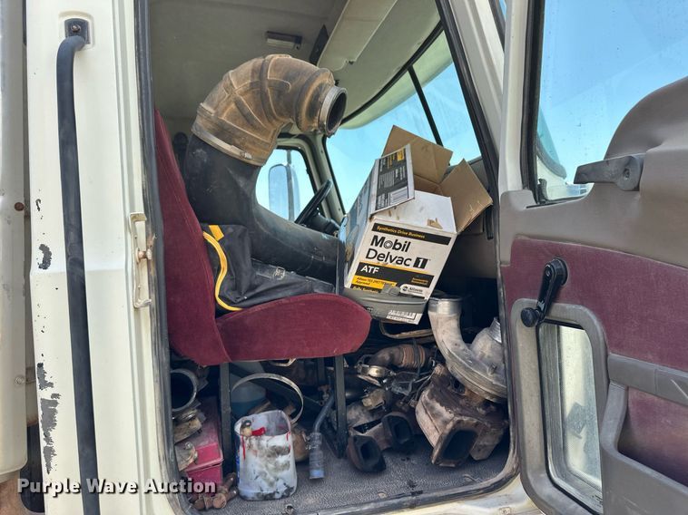 image for item EQ4659 2004 Mack CX613 semi truck