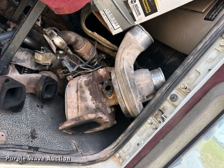 image for item EQ4659 2004 Mack CX613 semi truck