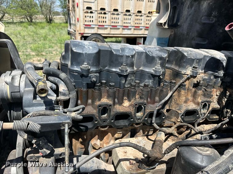 image for item EQ4659 2004 Mack CX613 semi truck