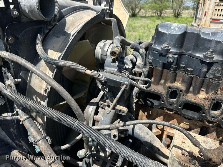 image for item EQ4659 2004 Mack CX613 semi truck