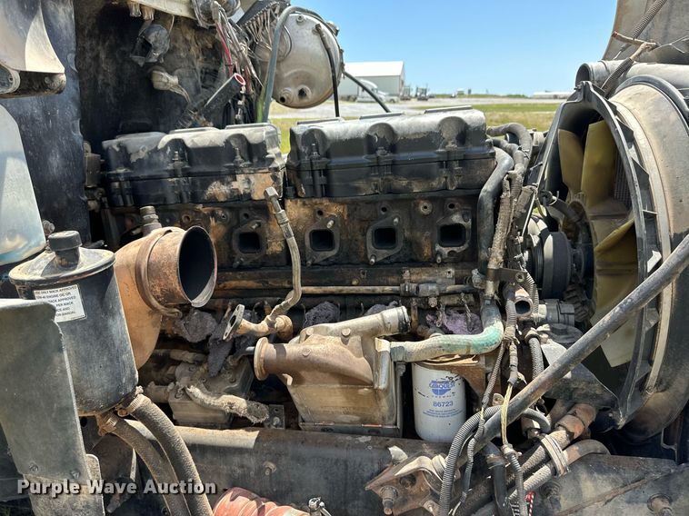 image for item EQ4659 2004 Mack CX613 semi truck