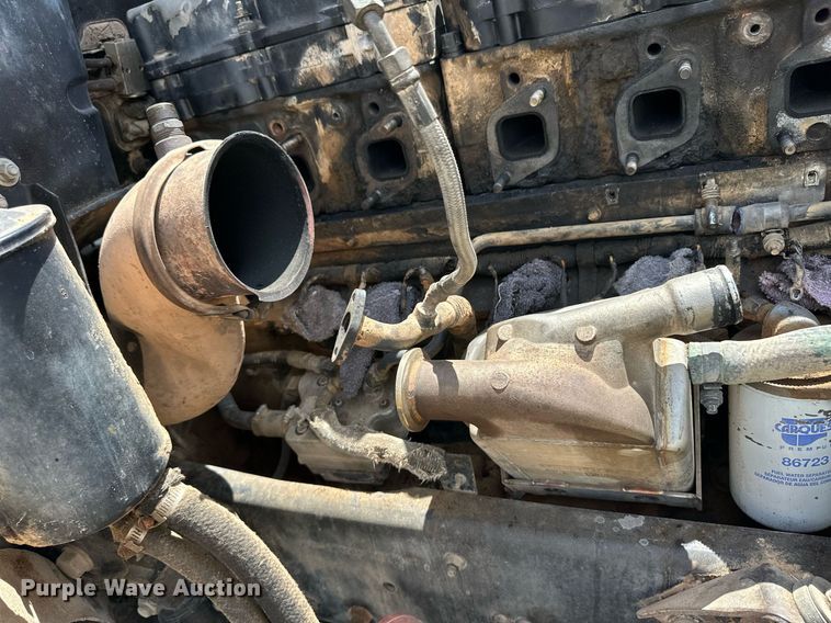 image for item EQ4659 2004 Mack CX613 semi truck