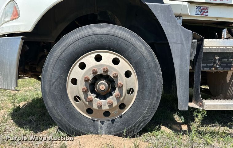 image for item EQ4659 2004 Mack CX613 semi truck