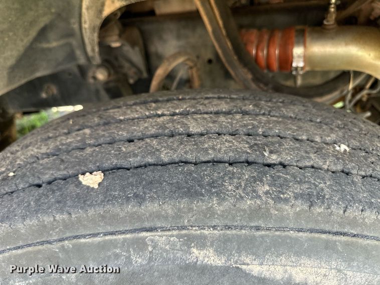 image for item EQ4659 2004 Mack CX613 semi truck