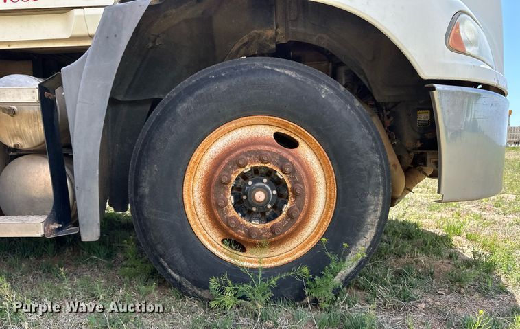 image for item EQ4659 2004 Mack CX613 semi truck