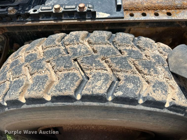 image for item EQ4659 2004 Mack CX613 semi truck