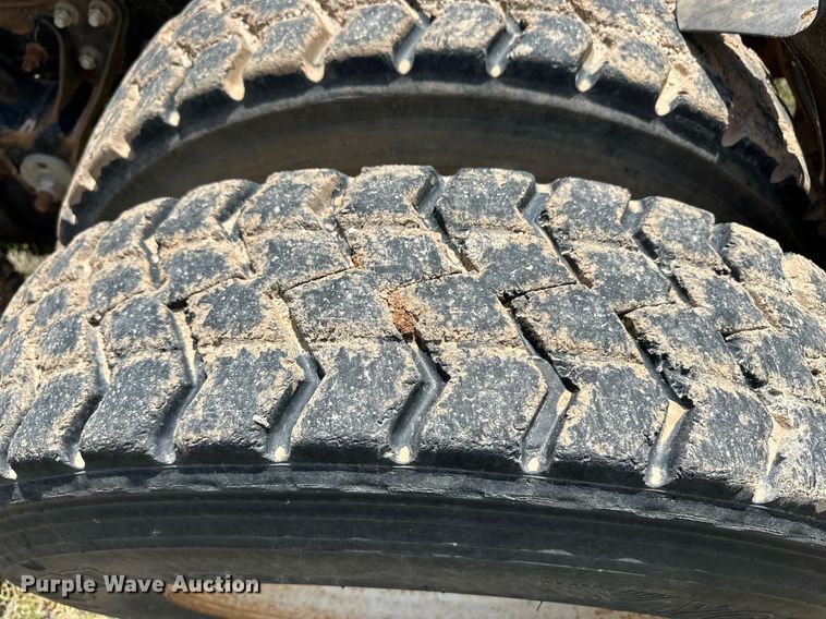 image for item EQ4659 2004 Mack CX613 semi truck