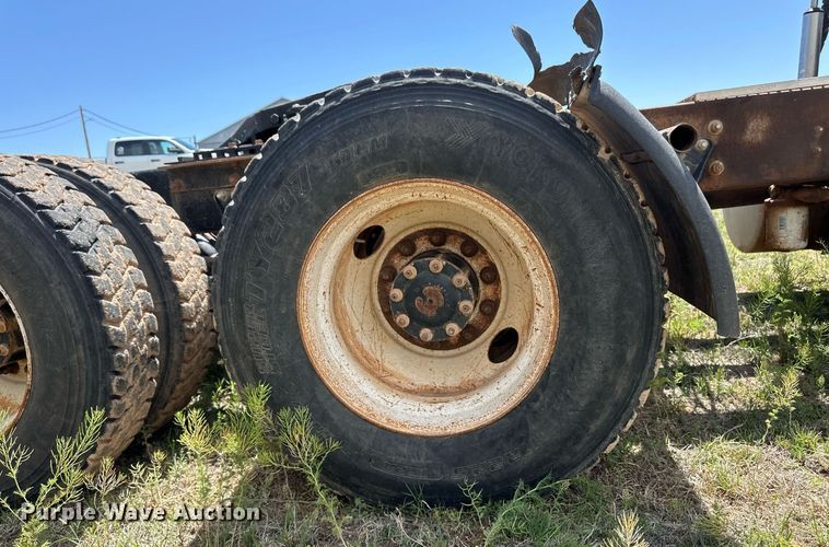 image for item EQ4659 2004 Mack CX613 semi truck