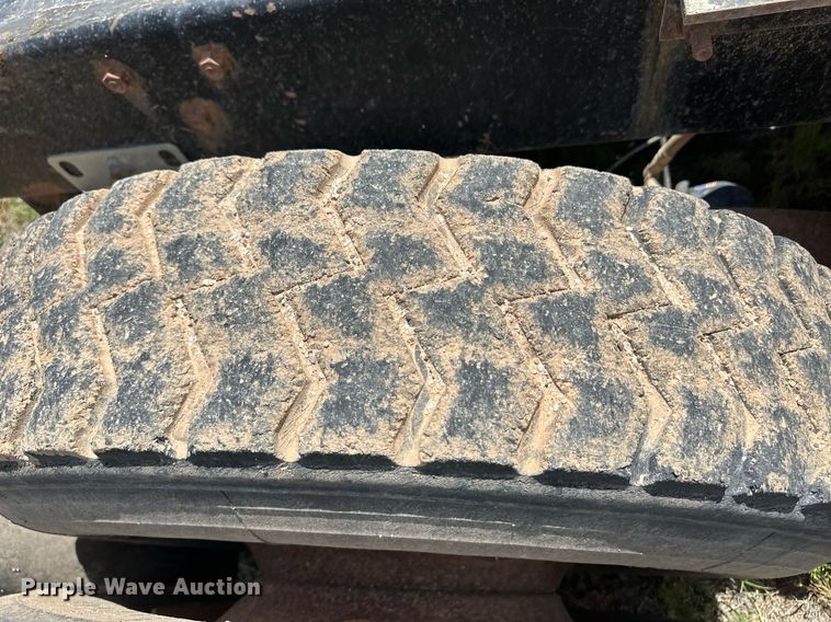 image for item EQ4659 2004 Mack CX613 semi truck