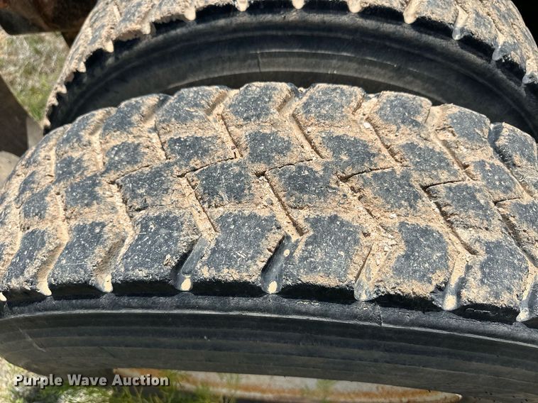 image for item EQ4659 2004 Mack CX613 semi truck