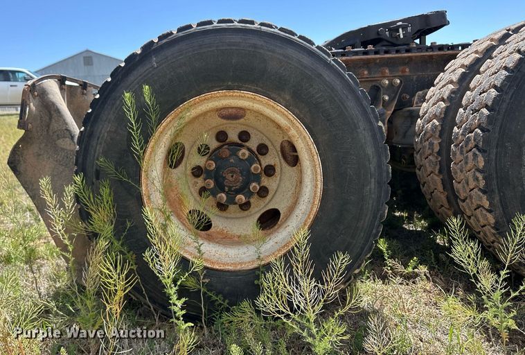 image for item EQ4659 2004 Mack CX613 semi truck