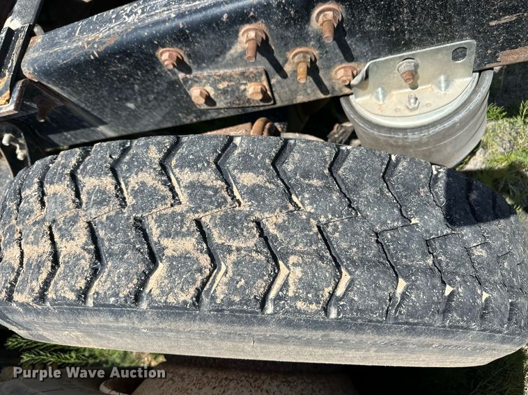 image for item EQ4659 2004 Mack CX613 semi truck