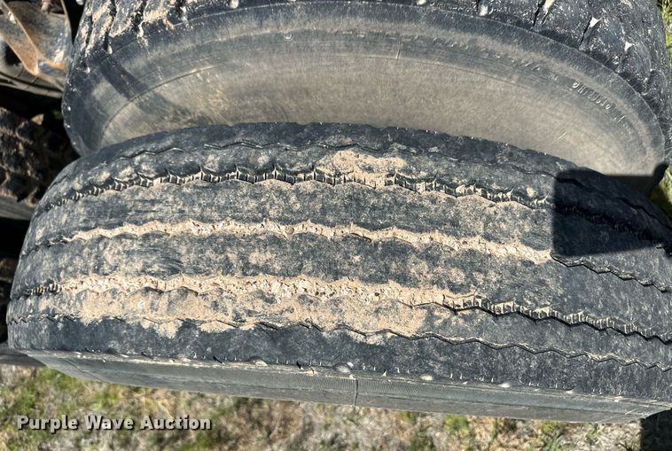 image for item EQ4659 2004 Mack CX613 semi truck