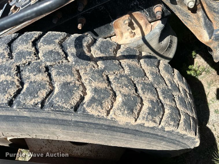 image for item EQ4659 2004 Mack CX613 semi truck