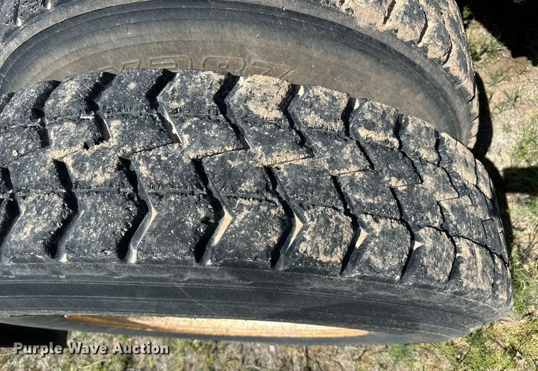 image for item EQ4659 2004 Mack CX613 semi truck