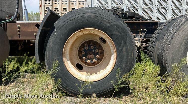 image for item EQ4659 2004 Mack CX613 semi truck