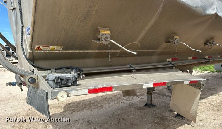 image for item EQ4685 2021 Hensley ATLW-40-35-8 feed delivery trailer