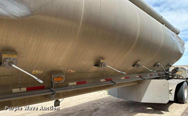 image for item EQ4685 2021 Hensley ATLW-40-35-8 feed delivery trailer