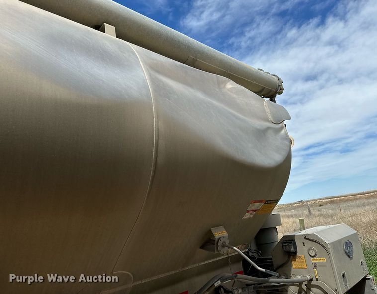 image for item EQ4685 2021 Hensley ATLW-40-35-8 feed delivery trailer