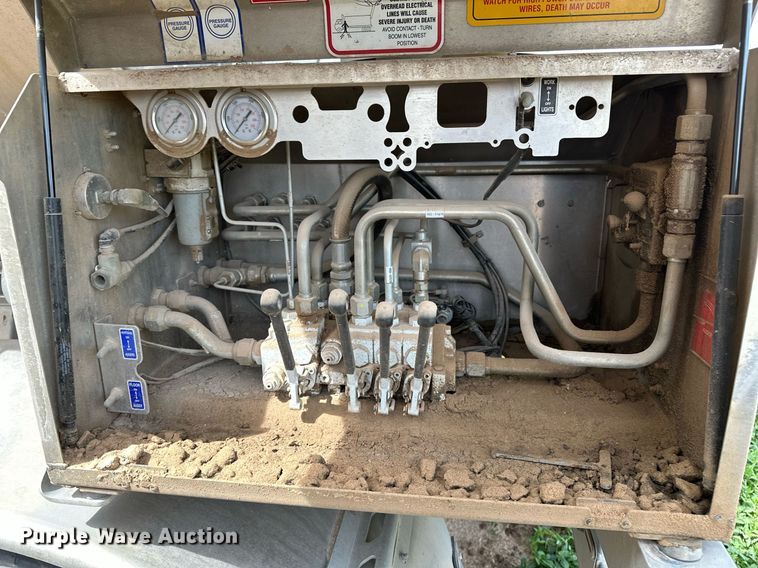 image for item EQ4685 2021 Hensley ATLW-40-35-8 feed delivery trailer