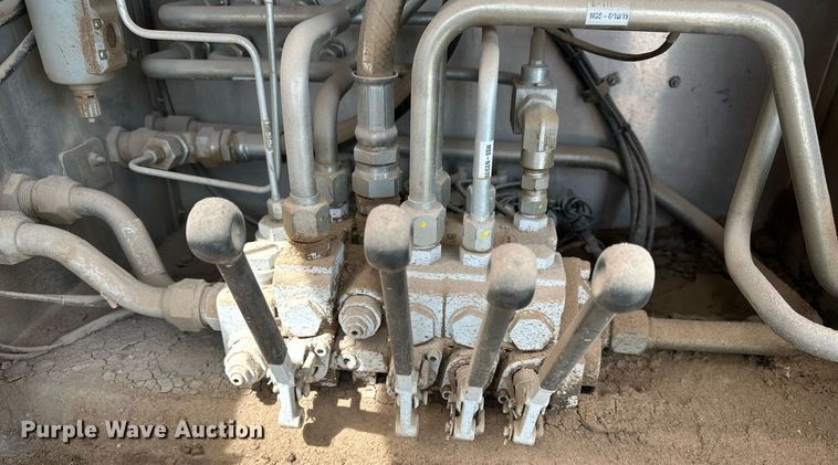 image for item EQ4685 2021 Hensley ATLW-40-35-8 feed delivery trailer