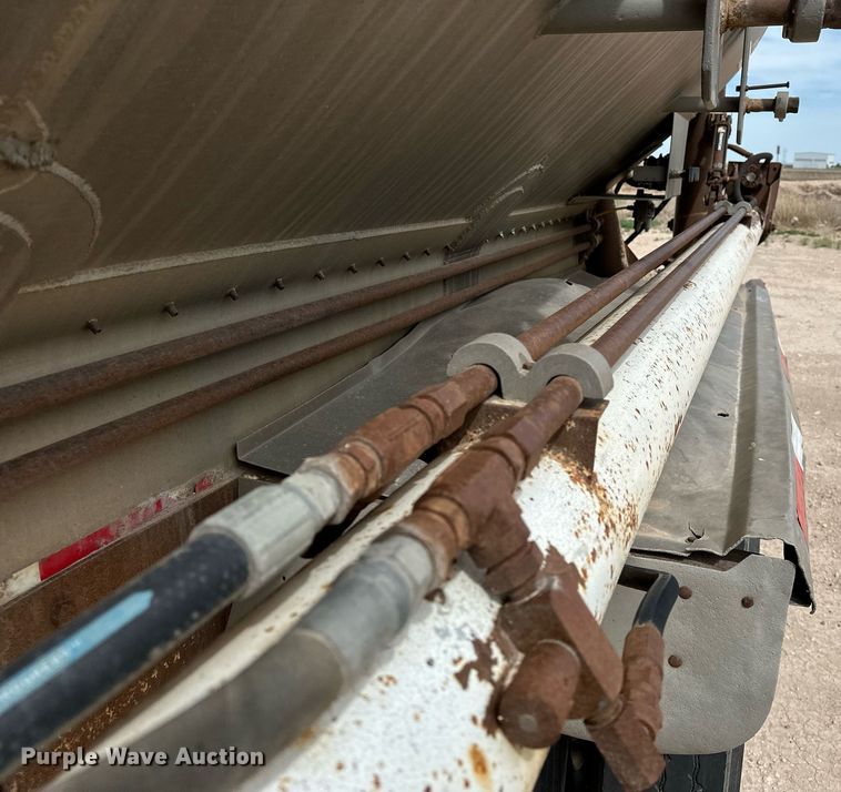 image for item EQ4686 2006 Pinson AA9ID288FFD7AAAP-U feed delivery trailer