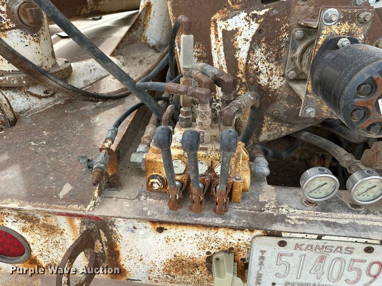 image for item EQ4686 2006 Pinson AA9ID288FFD7AAAP-U feed delivery trailer