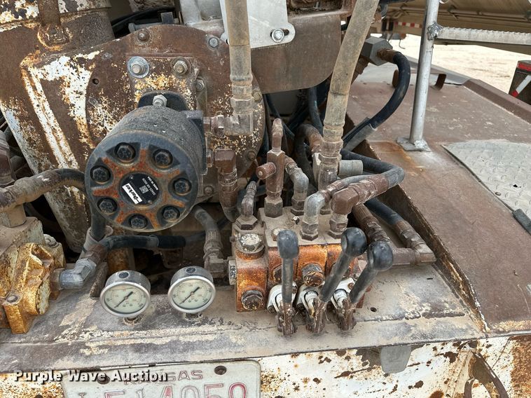 image for item EQ4686 2006 Pinson AA9ID288FFD7AAAP-U feed delivery trailer