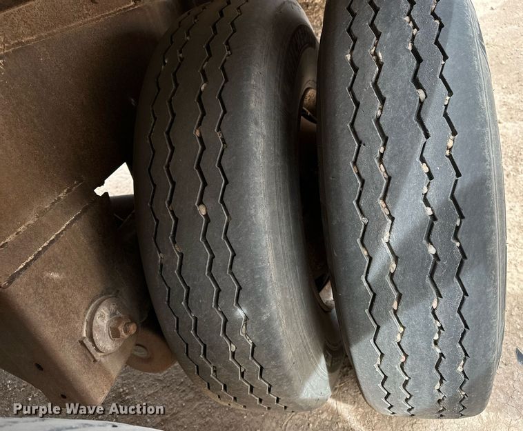 image for item EQ4686 2006 Pinson AA9ID288FFD7AAAP-U feed delivery trailer