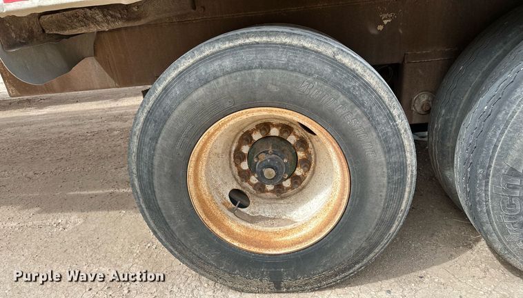 image for item EQ4686 2006 Pinson AA9ID288FFD7AAAP-U feed delivery trailer