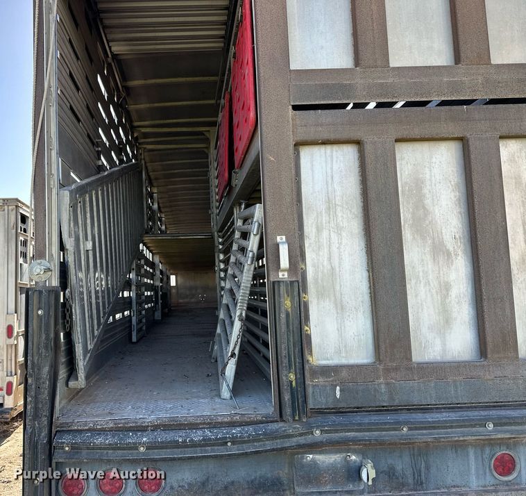image for item EQ4688 2007 Barrett livestock trailer