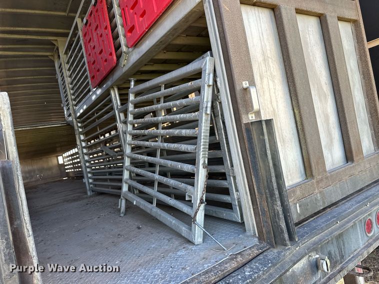 image for item EQ4688 2007 Barrett livestock trailer