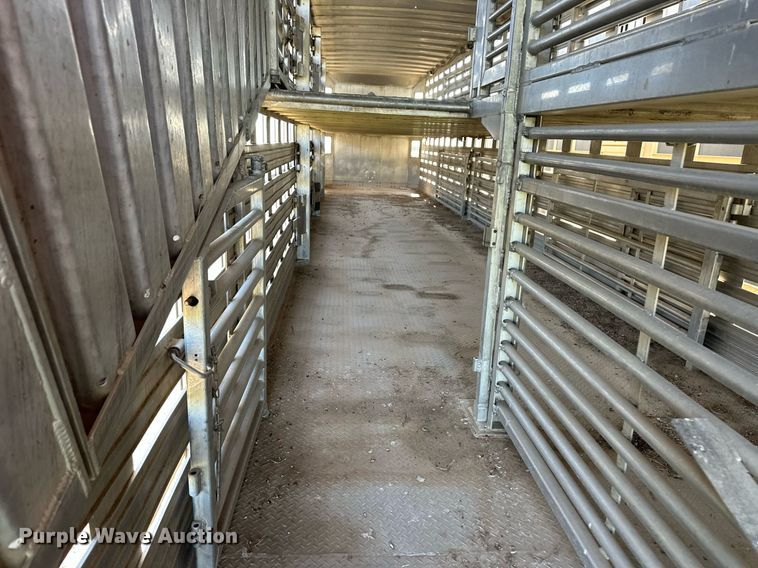 image for item EQ4688 2007 Barrett livestock trailer