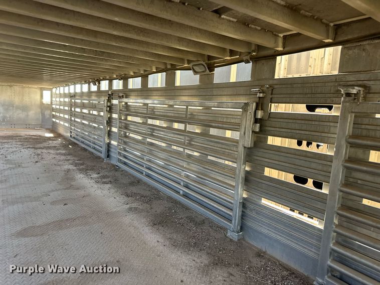 image for item EQ4688 2007 Barrett livestock trailer