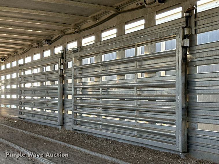 image for item EQ4688 2007 Barrett livestock trailer