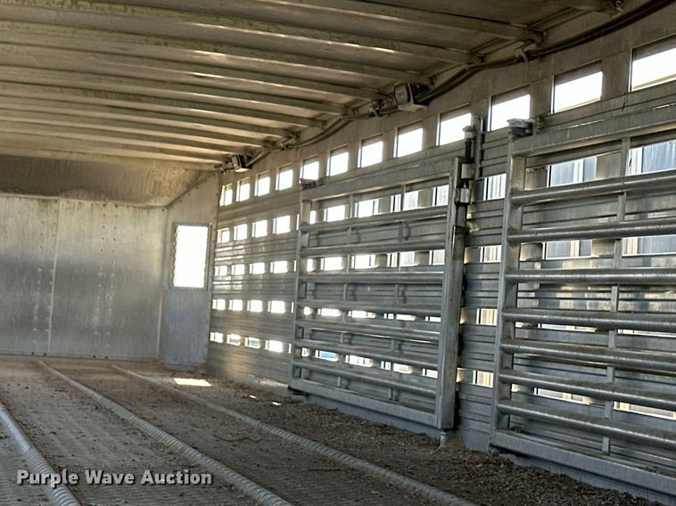 image for item EQ4688 2007 Barrett livestock trailer