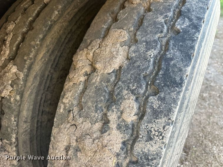 image for item EQ4688 2007 Barrett livestock trailer