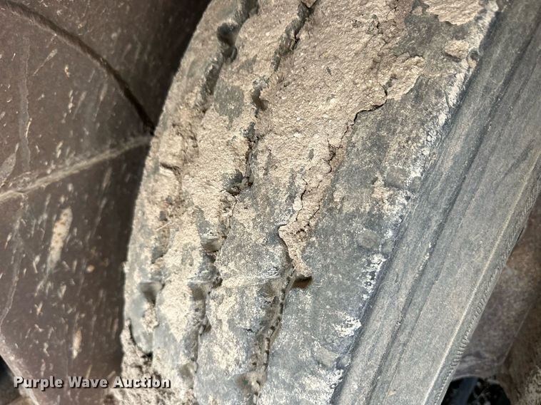 image for item EQ4688 2007 Barrett livestock trailer